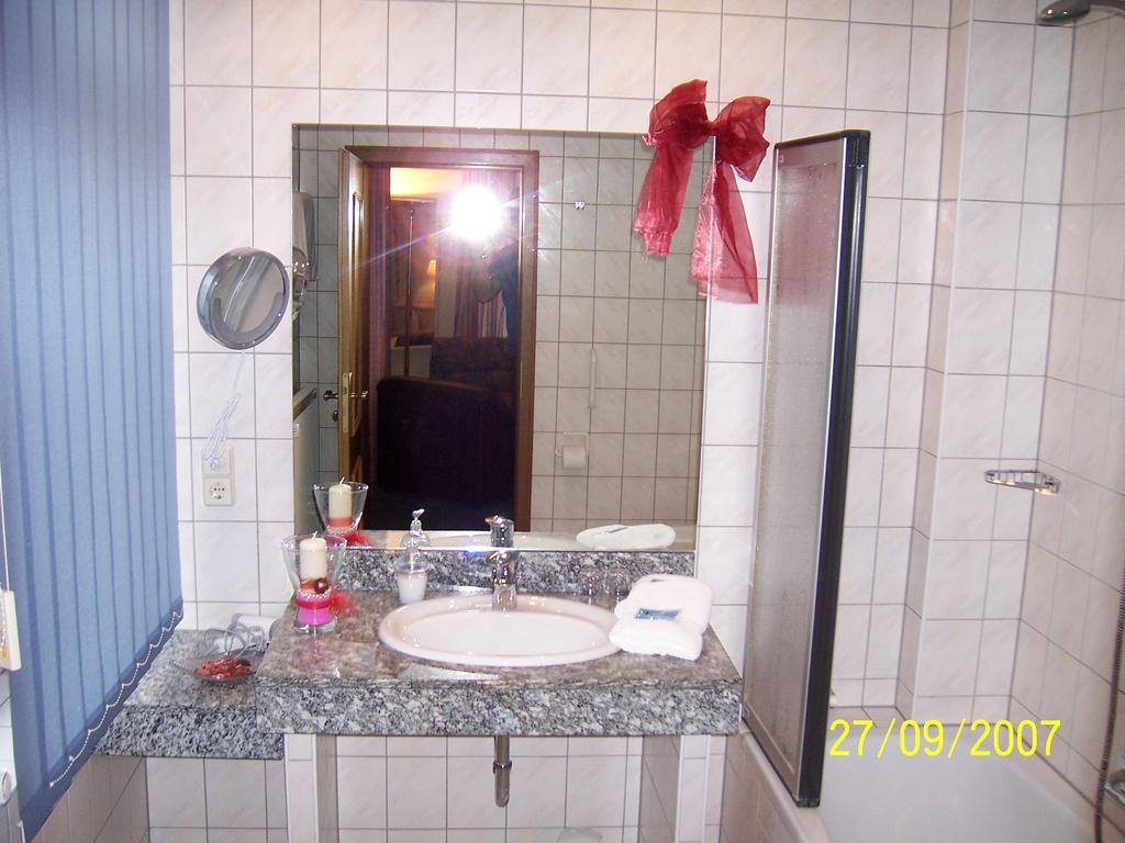 Hotel "Drei Rosen" Ohg Regina & Hans - Peter Fassbinder Leinefelde-Worbis Exterior photo